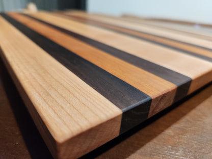 Edge view Maple, Walnut & Mahogany cutting board