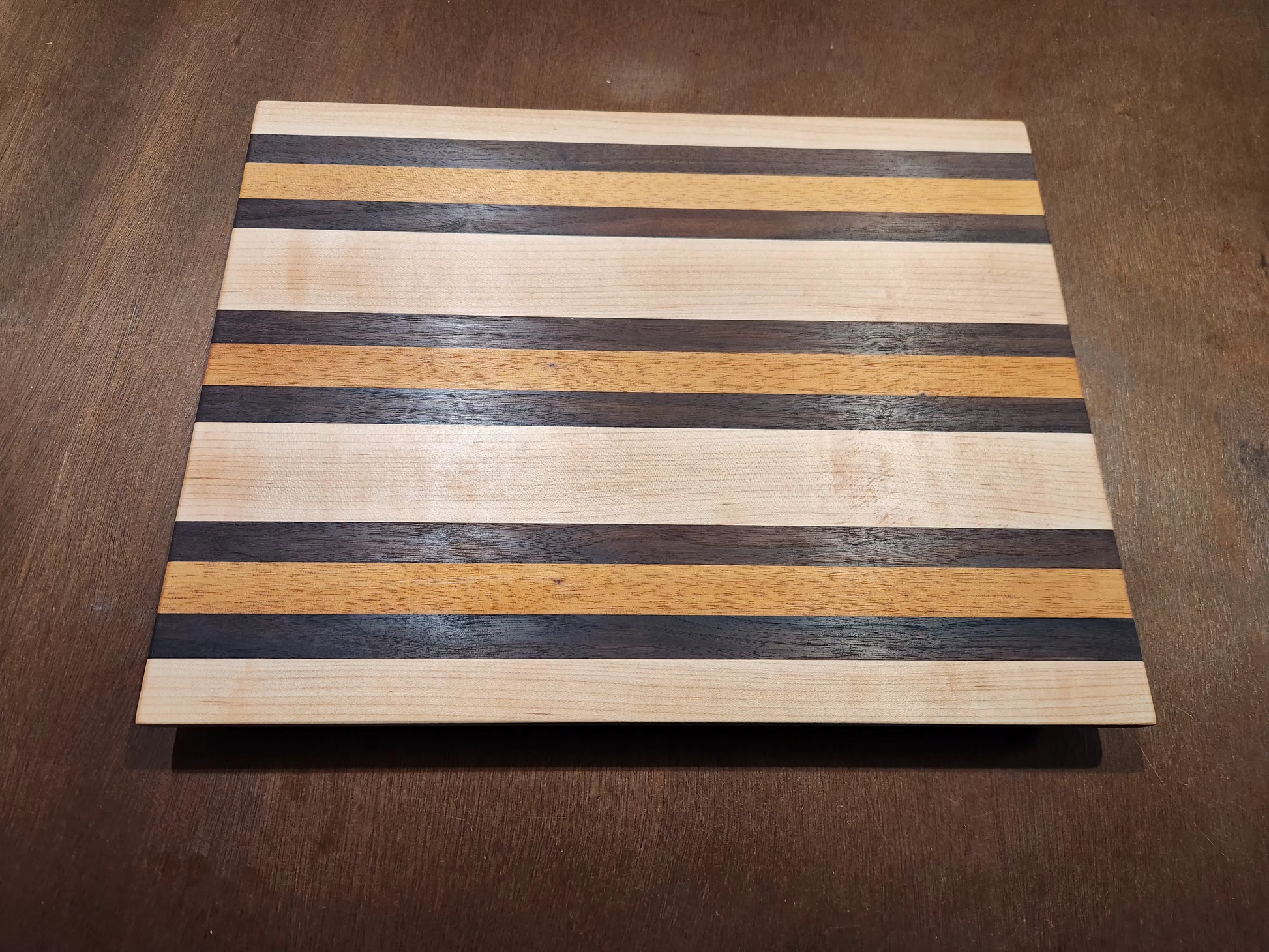 Top view Maple, Walnut & Mahogany cutting board