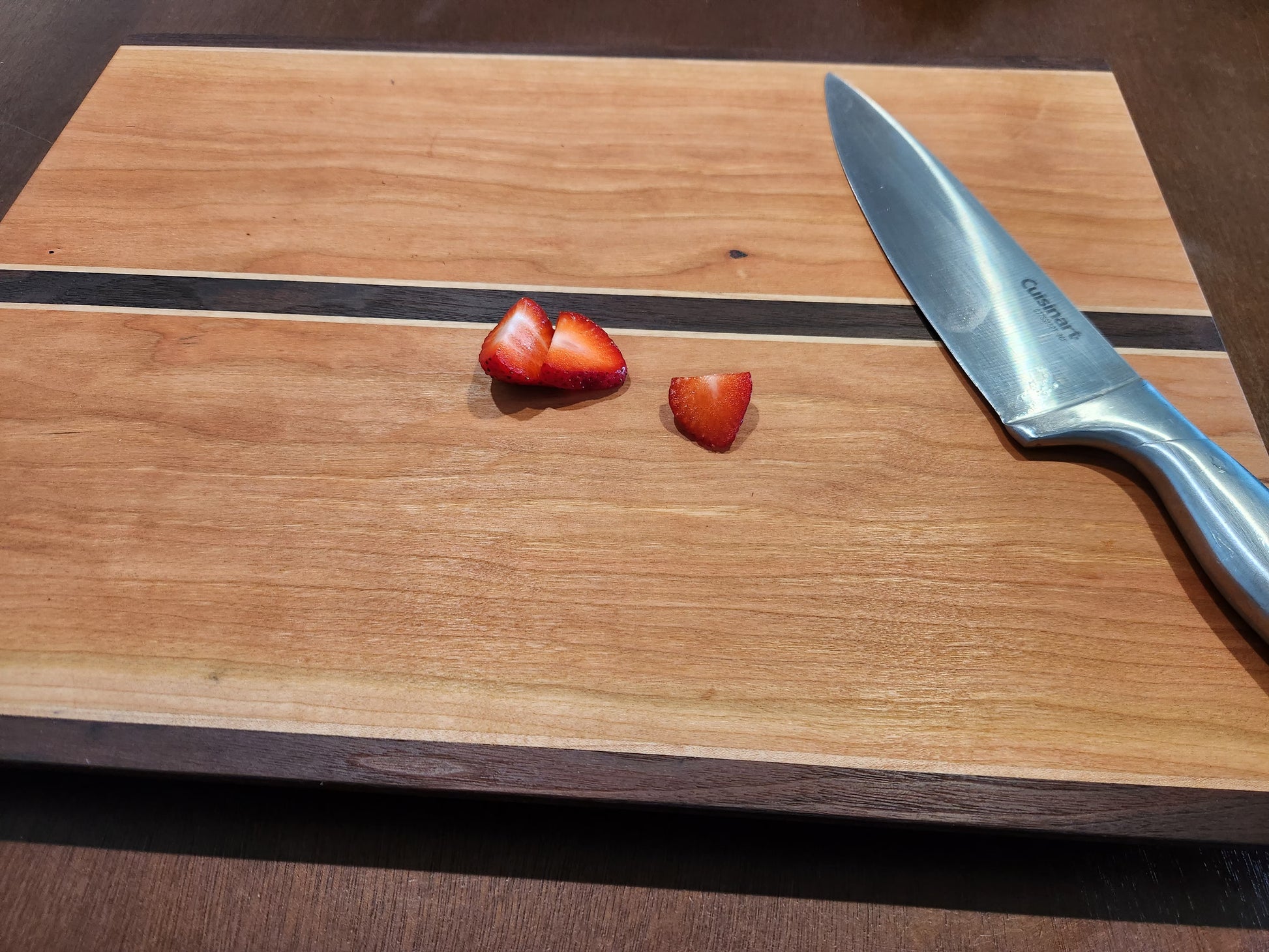 cutting_board_with_chopped_strawberry_and_knife